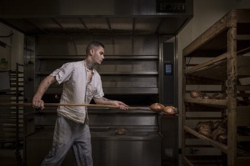 Un boulanger Canevet devant le four à pain