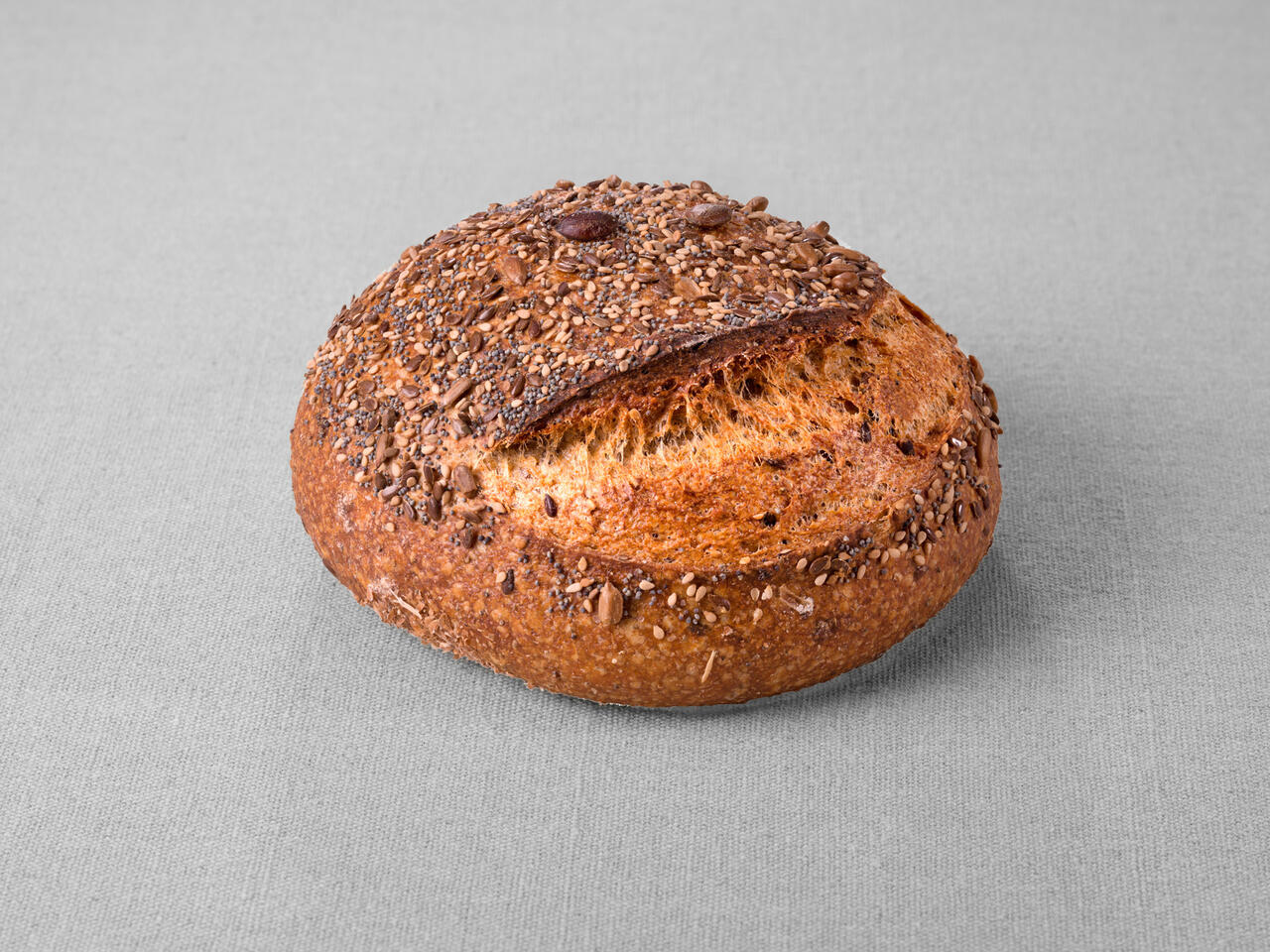 Petit pain issu d'une farine de blé complète aux multigraines