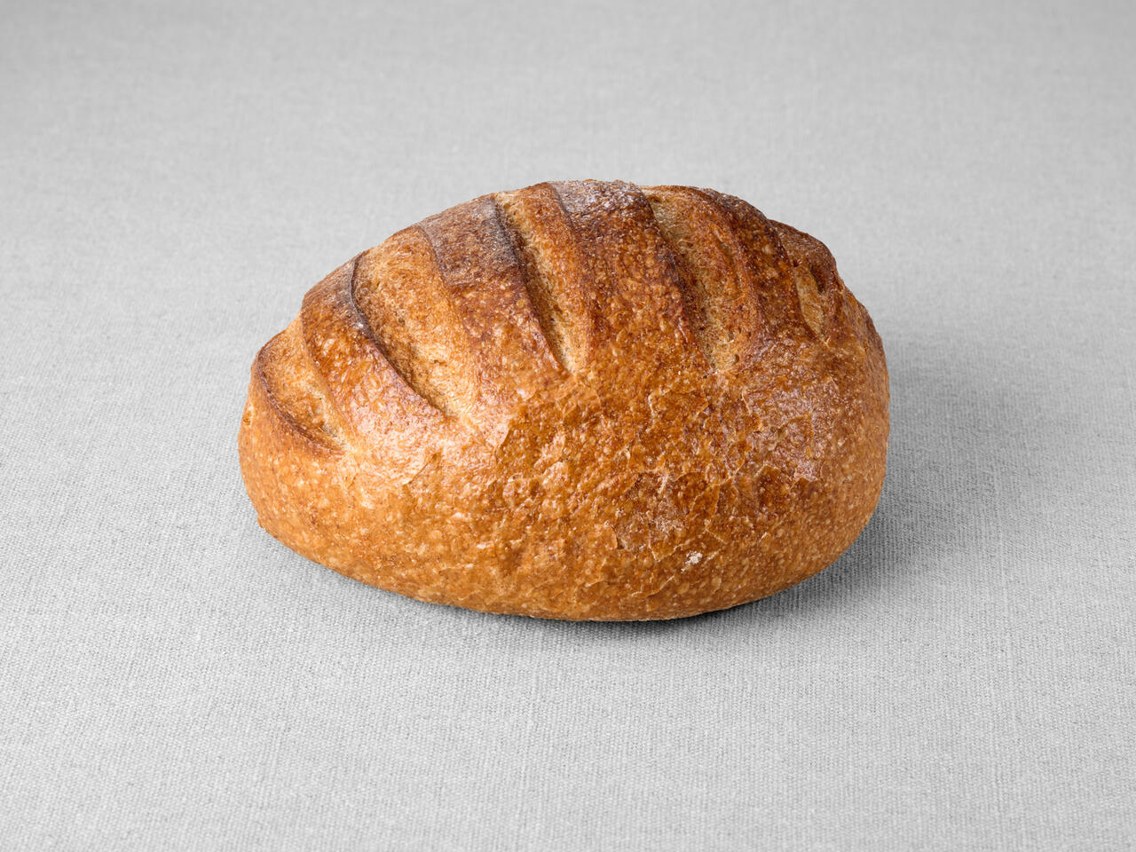 Petit pain issu d'une farine de blé semi complète non moulé au pur levain naturel
