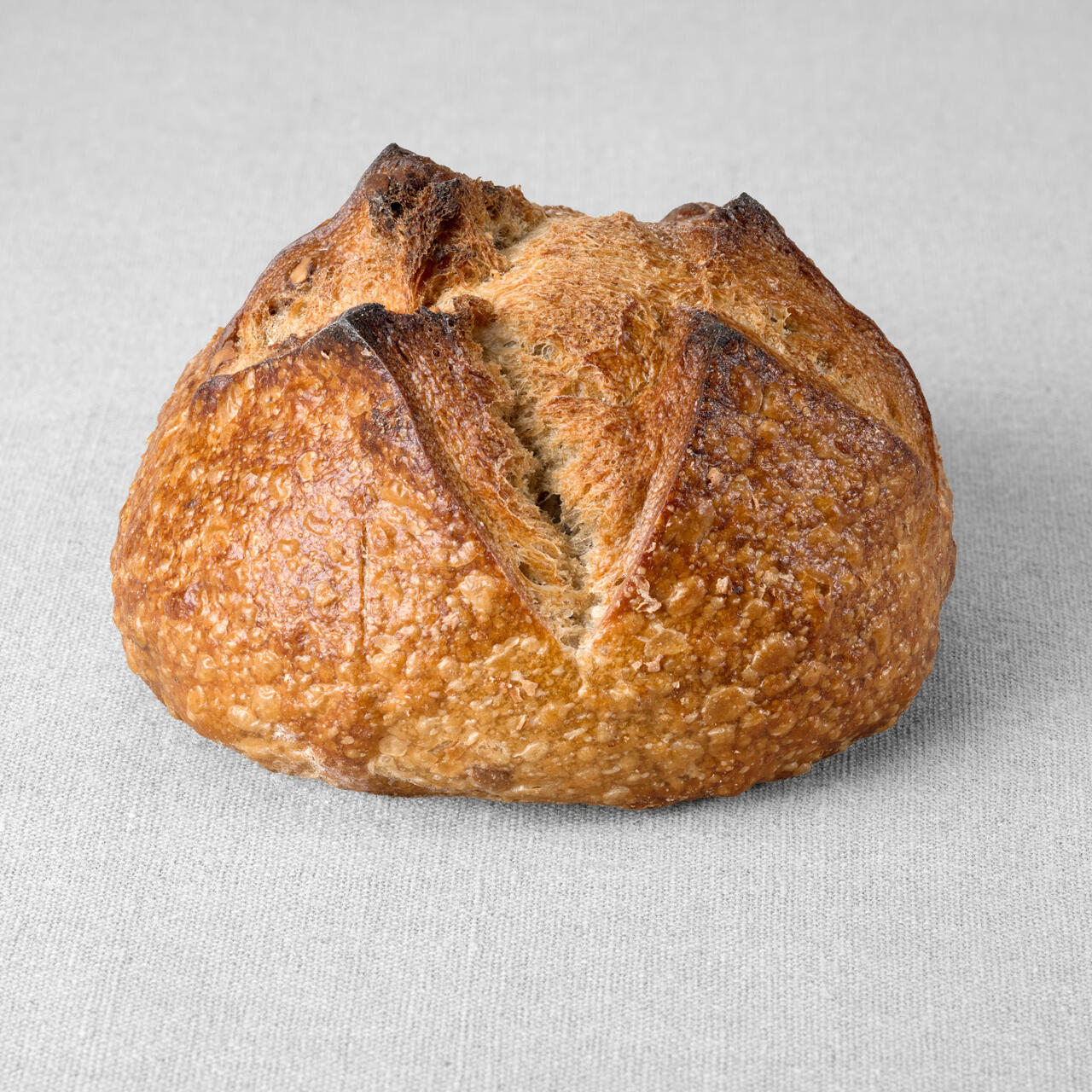 Petit pain issu d'une farine de blé blanche aux noix non moulé au pur levain naturel