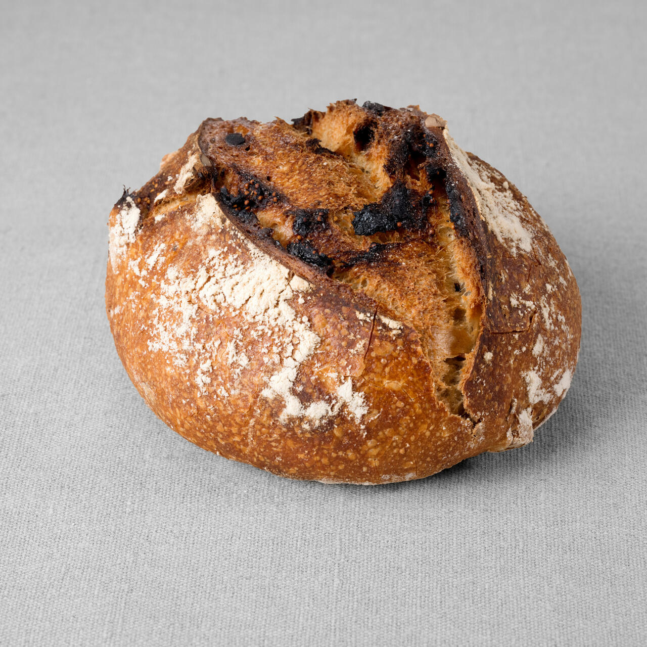Grand pain issu d'une farine de blé blanche aux figues et noisettes non moulé au pur levain naturel