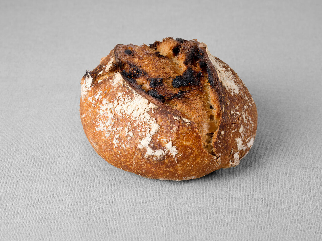 Grand pain issu d'une farine de blé blanche aux figues et noisettes non moulé au pur levain naturel