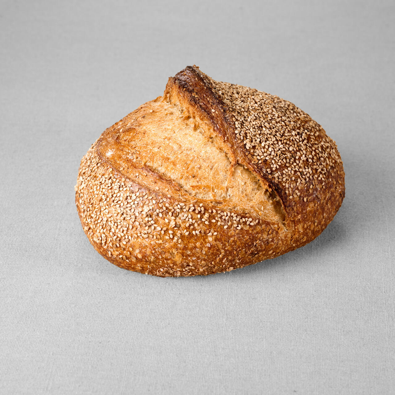 Grand pain issu d'une farine de blé blanche aux graines de sésame non moulé au pur levain naturel