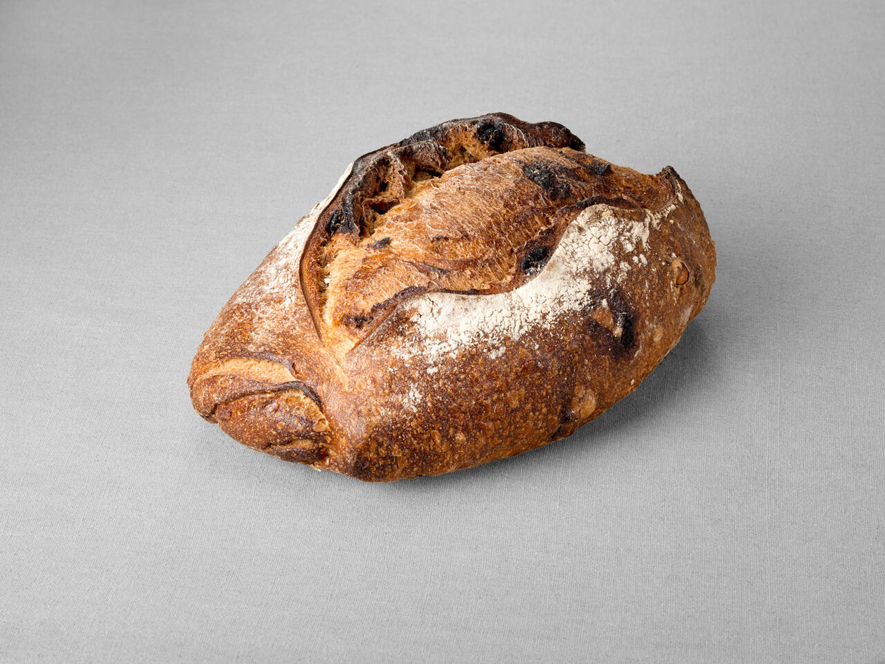 Grand pain issu d'une farine de blé blanche aux figues et noisettes non moulé au pur levain naturel
