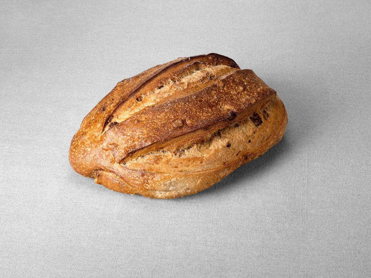 Grand pain issu d'une farine de blé blanche aux noix non moulé au pur levain naturel