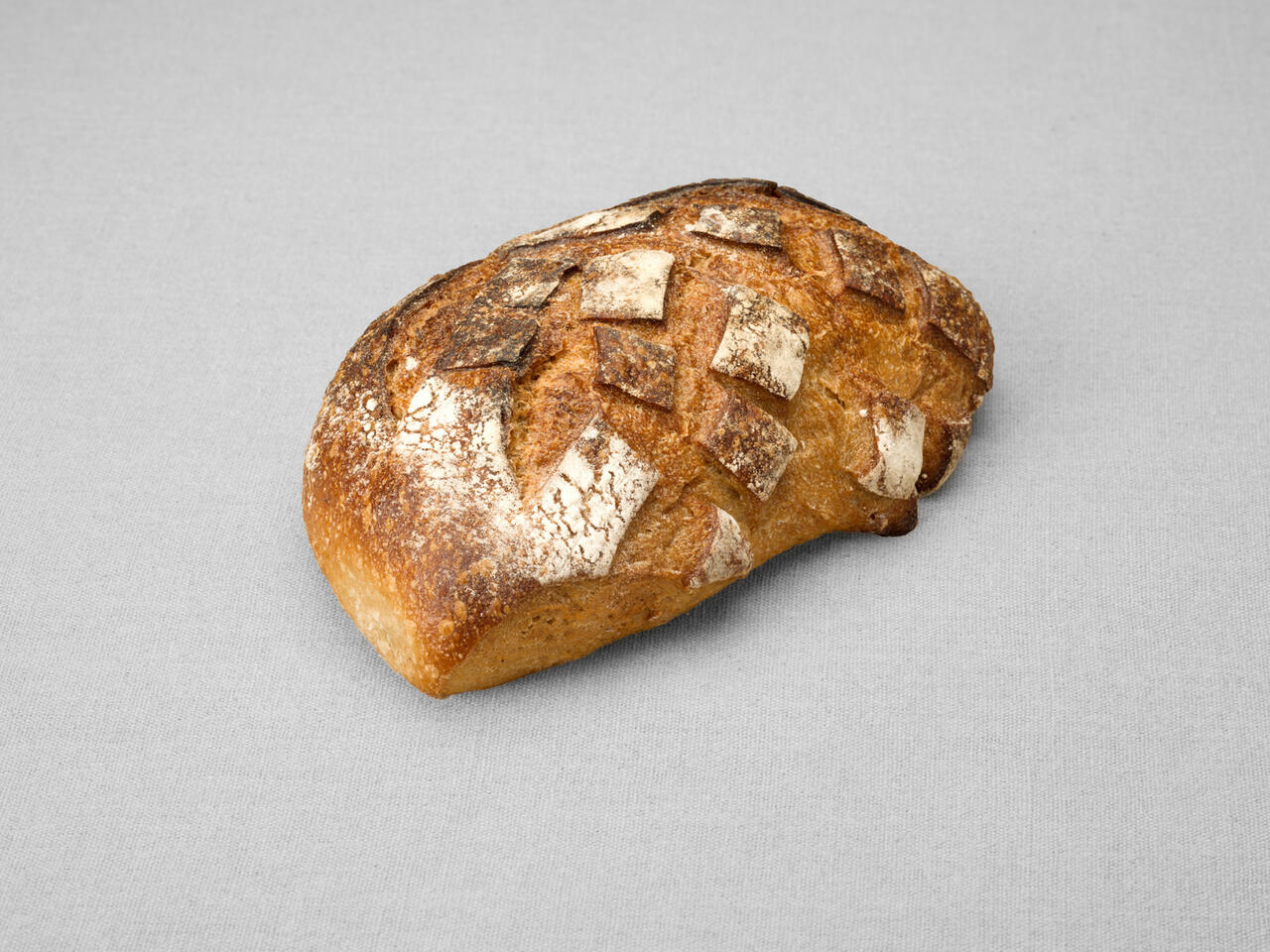 Petit pavé issu d'une farine de blé blanche au pur levain naturel