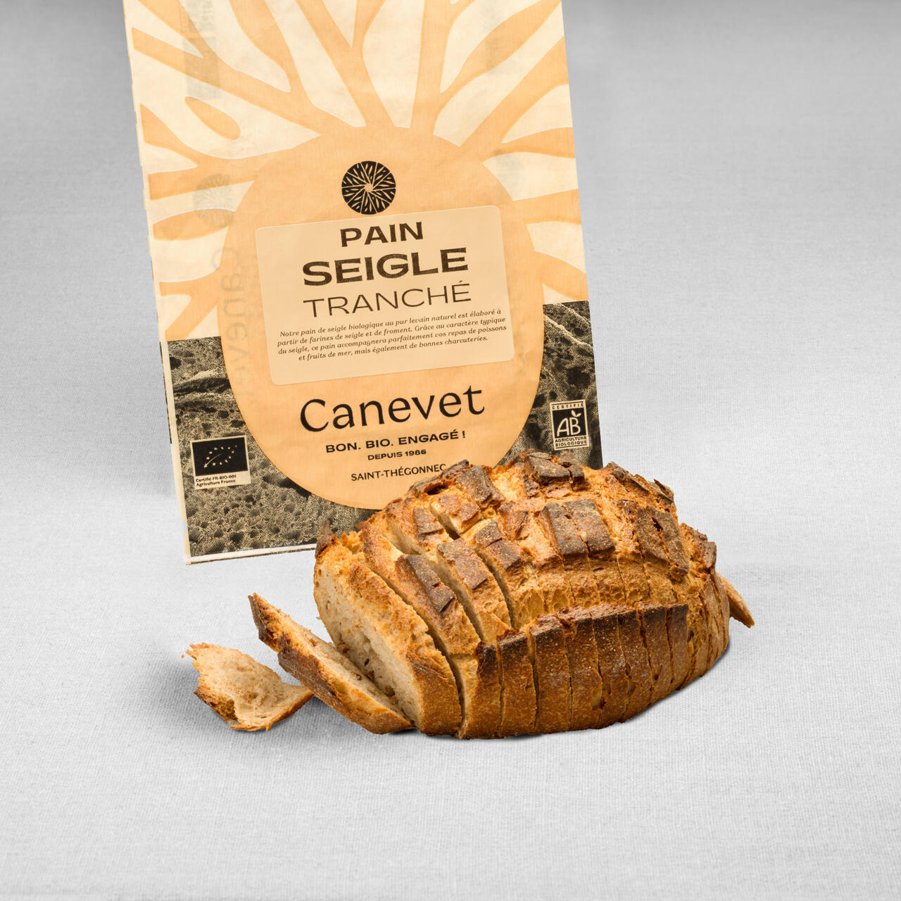 Pain seigle au pur levain naturel tranché avec packaging en arrière plan