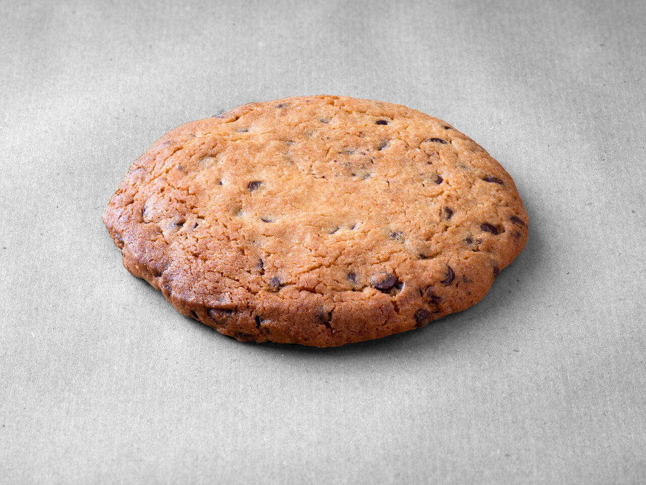 Cookie Khorasan chocolat posé sur un fond gris