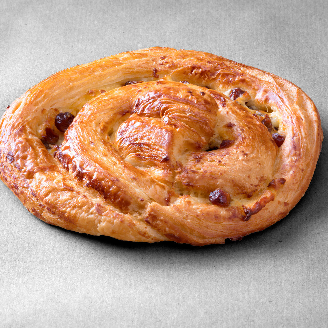 Pain aux raisin posé sur un fond gris