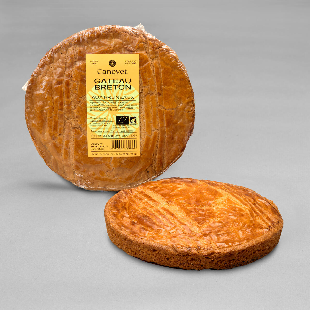 Gâteau breton aux pruneaux posé sur un fond gris