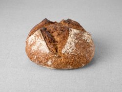 Petit pain montagne issu d'une farine de blé blanche et d'une farine de seigle au pur levain naturel