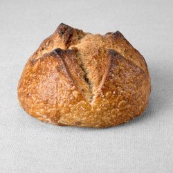 Petit pain issu d'une farine de blé blanche aux noix non moulé au pur levain naturel