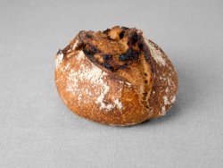 Petit pain issu d'une farine de blé blanche aux figues et noisettes non moulé au pur levain naturel