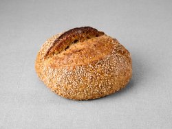 Petit pain issu d'une farine de blé blanche aux graines de sésame non moulé au pur levain naturel