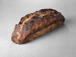 Pain issu d'une farine de blé blanche au pur levain naturel aux fruits secs