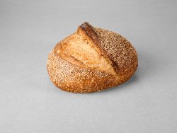 Grand pain issu d'une farine de blé blanche aux graines de sésame non moulé au pur levain naturel