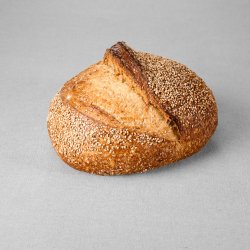 Grand pain issu d'une farine de blé blanche aux graines de sésame non moulé au pur levain naturel