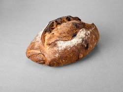 Grand pain issu d'une farine de blé blanche aux figues et noisettes non moulé au pur levain naturel