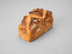 Petit pain issu d'une farine de blé semi complète moulé au pur levain naturel sans sel