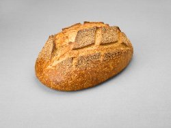 Grand pain issu d'une farine de blé blanche aux graines de sésame non moulé au pur levain naturel