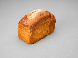 Brioche feuilletée posée sur un fond gris