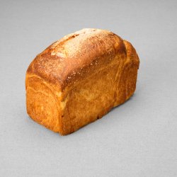 Brioche feuilletée posée sur un fond gris