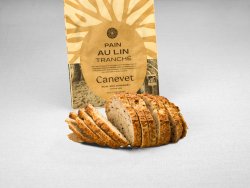 Pain aux graines de lin  au pur levain naturel tranché avec packaging en arrière plan