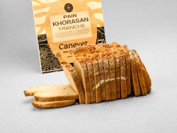 Pain Khorasan au pur levain naturel tranché avec packaging en arrière plan