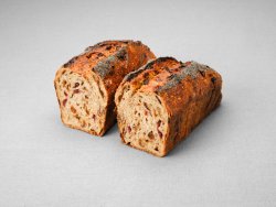 Pain issu d'une farine de blé blanche au pur levain naturel aux fruits secs coupé en deux