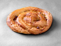 Pain aux raisin posé sur un fond gris