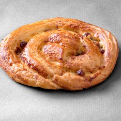 Pain aux raisin posé sur un fond gris