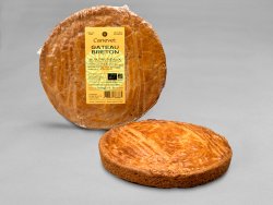 Gâteau breton aux pruneaux posé sur un fond gris