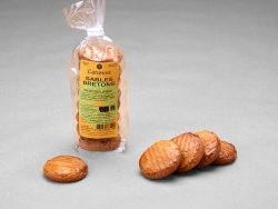 Sachet contenant des sablés bretons posé sur un fond gris