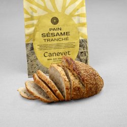 Pain sésame au pur levain naturel tranché avec packaging en arrière plan
