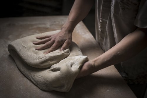 Un boulanger et sa pâte à pain