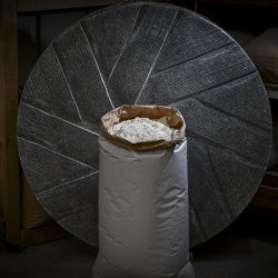 La meule Canevet et la farine pour la fabrication des pains bio
