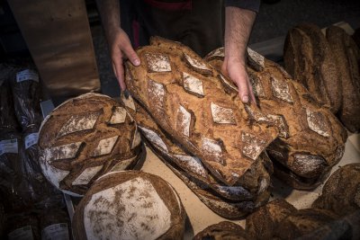 Des pain bio Canevet en vente à la coupe