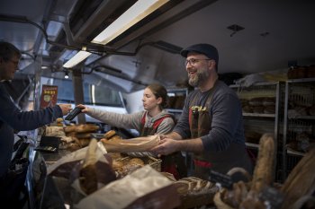 Vente des pains Canevet au marché