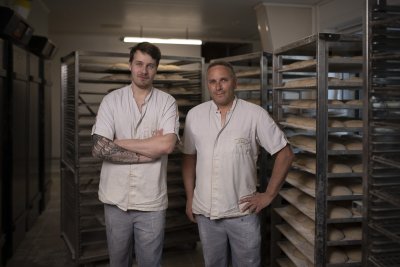 Deux boulangers dans la boulangerie Canevet