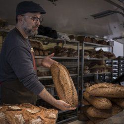 Un vendeur sur le marché avec un pain bio Canevet