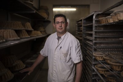 Boulanger dans la boulangerie Canevet