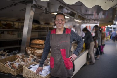 Vendeuse de pains Canevet au marché